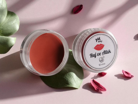 Cildinize Değen Doğallık: Yeni %100 Doğal Renkli Dudak Koruyucu & Allık